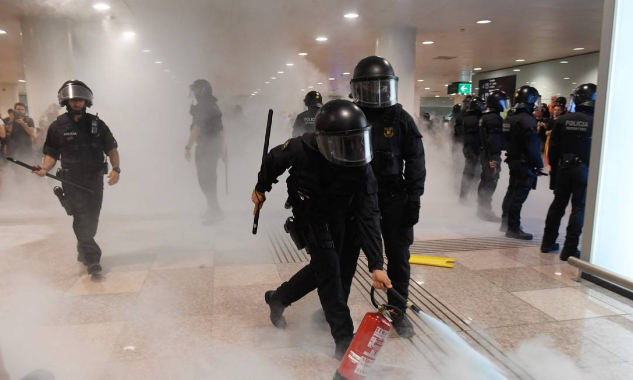 Fumaça no saguão do Aeroporto El Prat, em Barcelona, durante protesto contra a condenação dos líderes da tentativa de independência da Catalunha, ocorrida em 2017 Foto: JOSEP LAGO / AFP