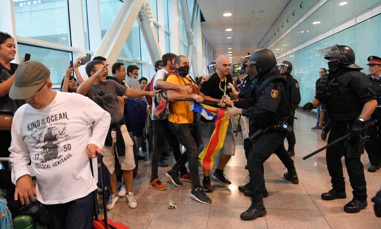 Manifestantes são presos por policiais no aeroporto Foto: LLUIS GENE / AFP