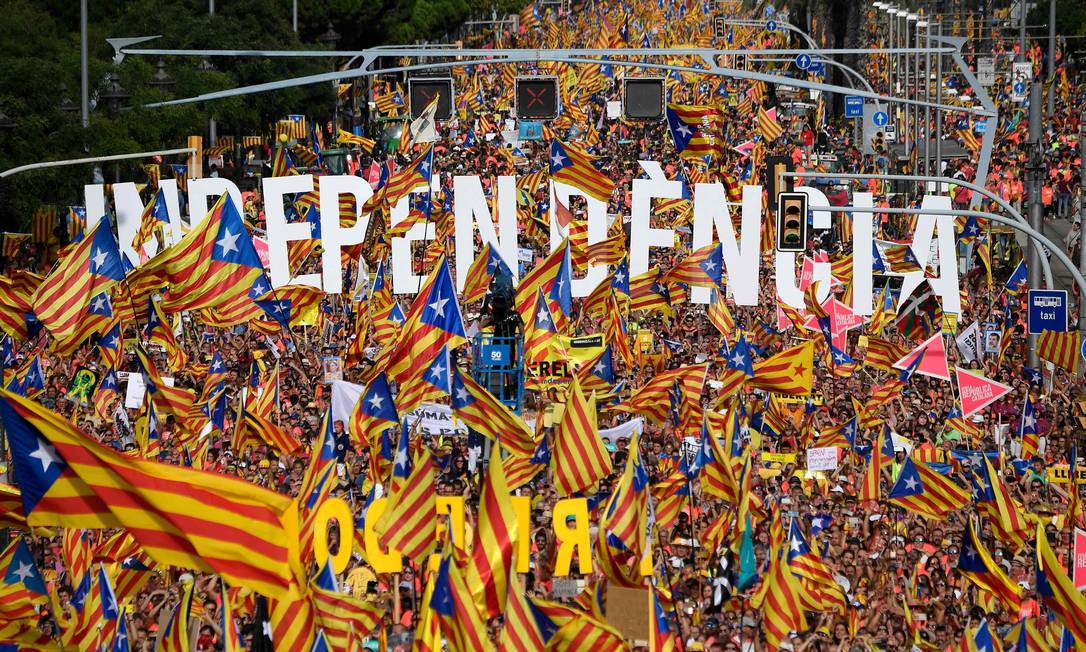 
Milhares de pessoas participam de manifestação pela independência da Catalunha em 11 de setembro de 2018: nove dos 12 líderes separatistas presos e julgados foram condenados a até 13 anos de prisão nesta segunda
Foto:
LLUIS GENE/AFP/11-09-2018
