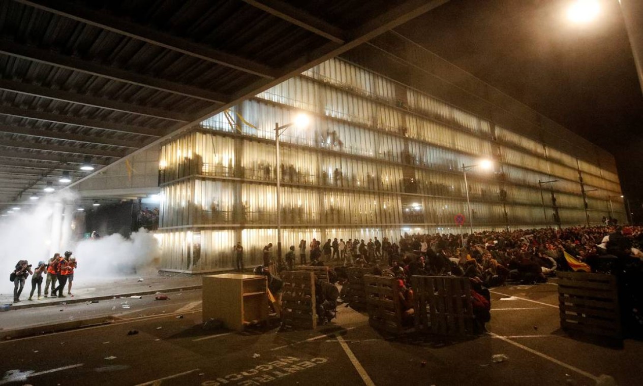 Manifestantes montam barricadas durante enfrentamento com policiais espanhóis Foto: ALBERT GEA / REUTERS