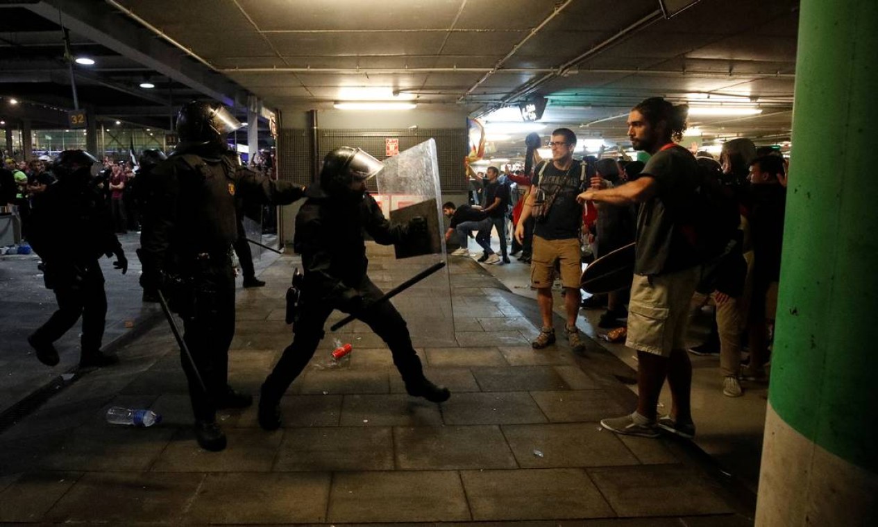 Manifestantes entram em conflito com policiais no protesto no aeroporto de Barcelona Foto: ALBERT GEA / REUTERS