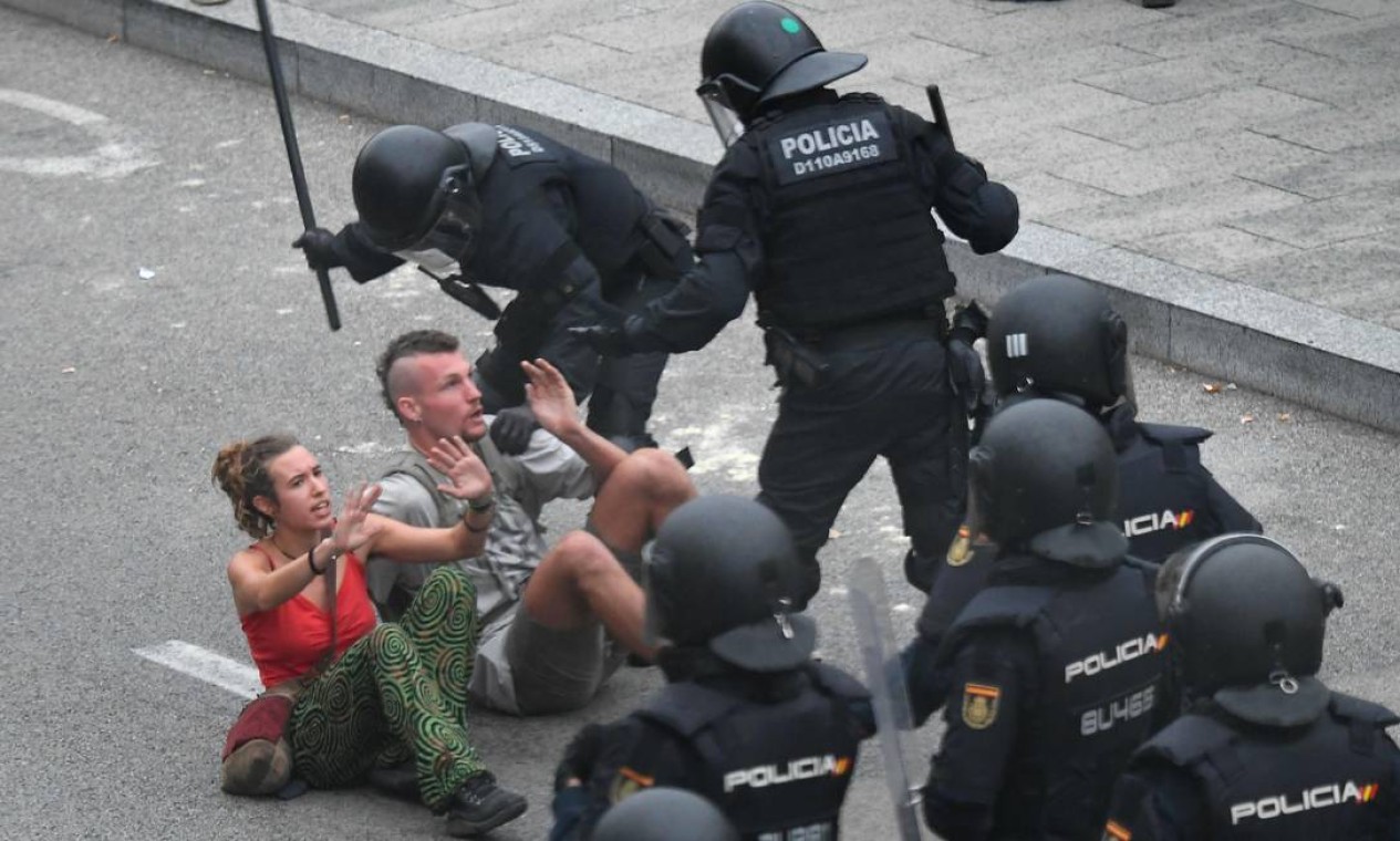 Confronto entre policiais e manifestantes do lado de fora do aeroporto de Barcelona Foto: LLUIS GENE / AFP