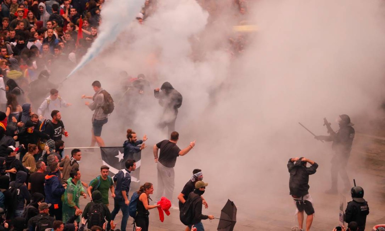 Manifestantes entram em confronto com policiais espanhóis do lado de fora do aeroporto de El Prat Foto: PAU BARRENA / AFP