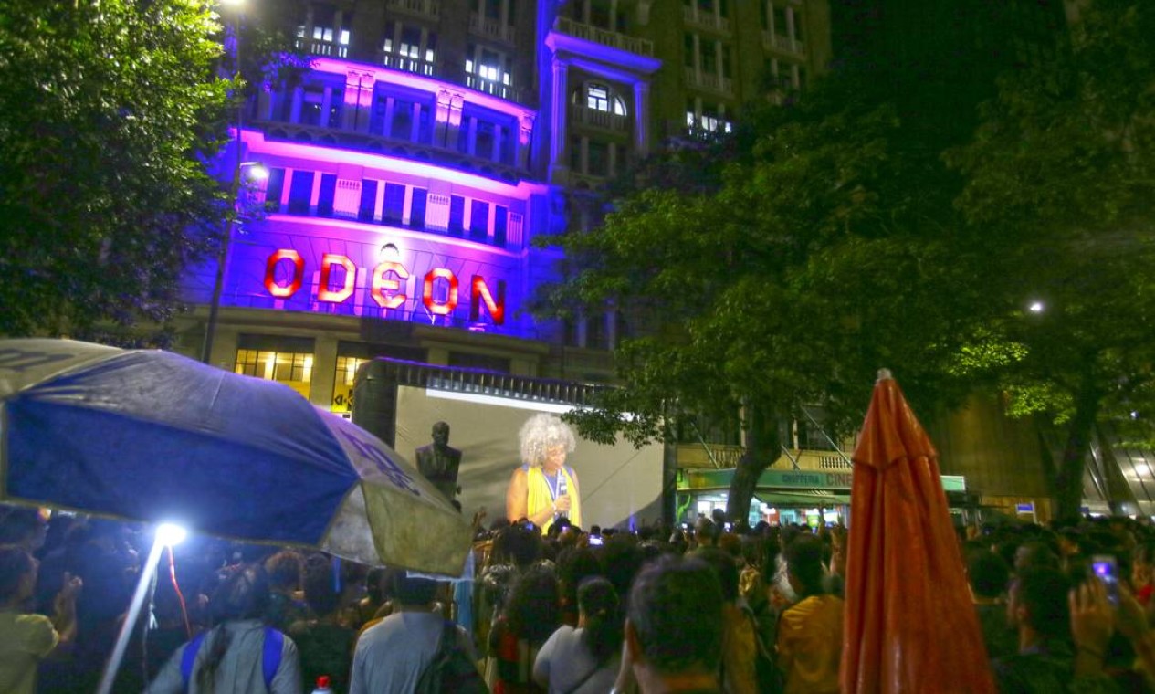 Do lado de fora do Odeon, um telão foi colocado para transmitir a fala de Angela Davis. Além das cerca de 600 pessoas que estavam dentro do cinema, outras centenas assistiram ali, ao ar livre Foto: Antonio Scorza / Agência O Globo