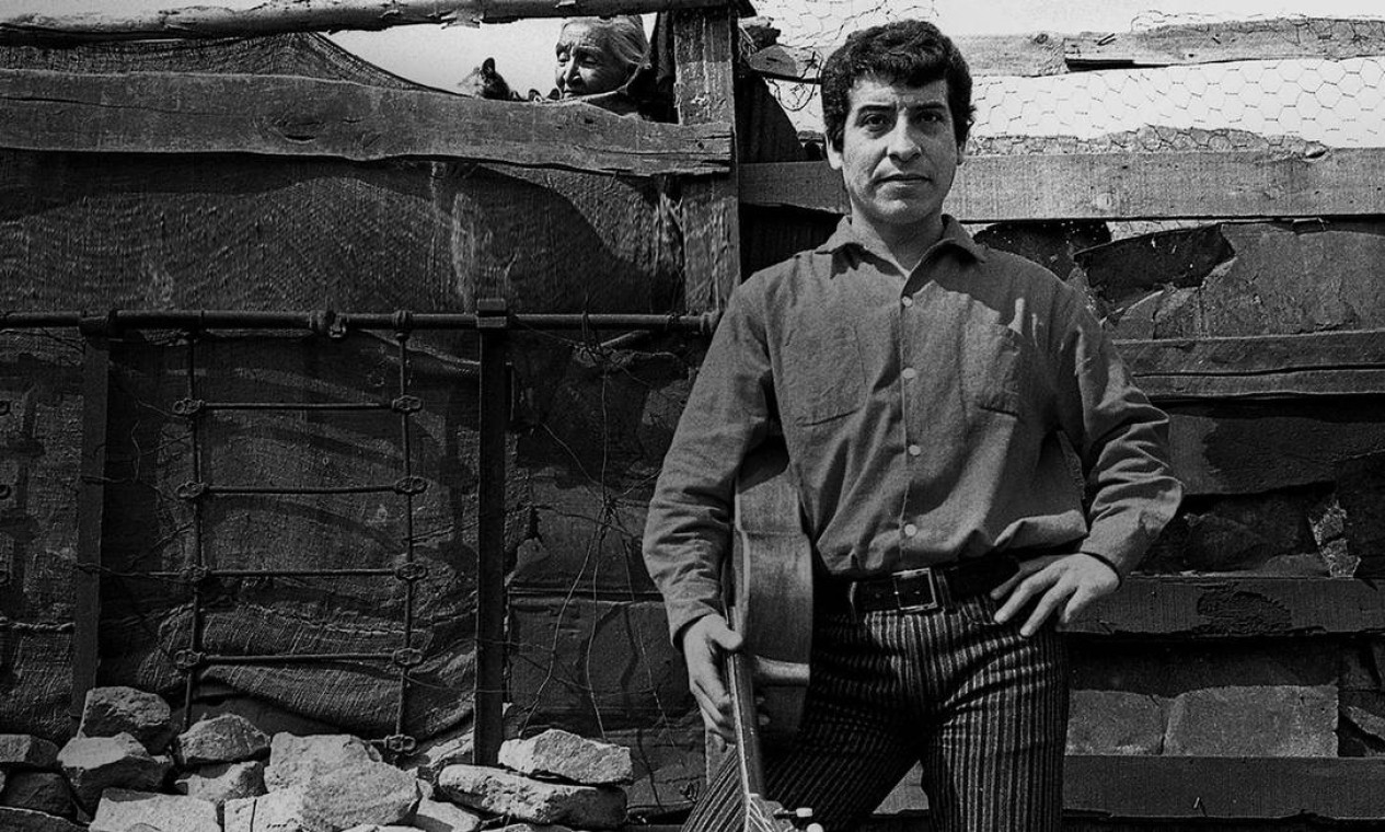 Professor, poeta e diretor de teatro, Victor Jara foi um dos muitos presos políticos levados ao Estádio Nacional de Futebol, palco de torturas e execuções Foto: Agência O Globo