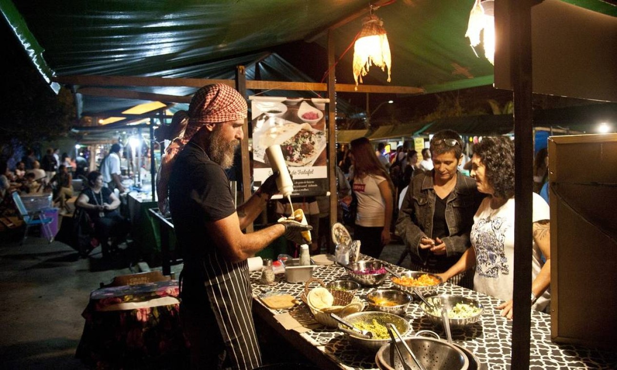 O israelense Jacob Marciano serve sanduíches de falafel na Feira Periburbana, em Búzios Foto: Adriana Lorete / Agência O Globo