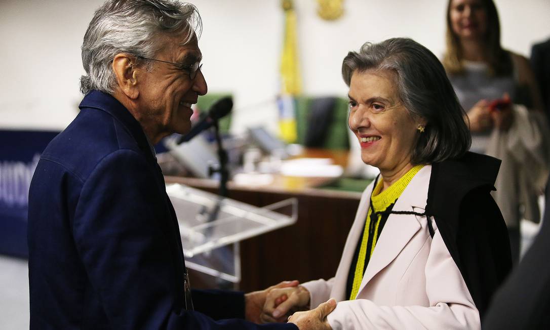A ministra Cármen Lúcia com Caetano Veloso no STF Foto: Jorge William / Agência O Globo