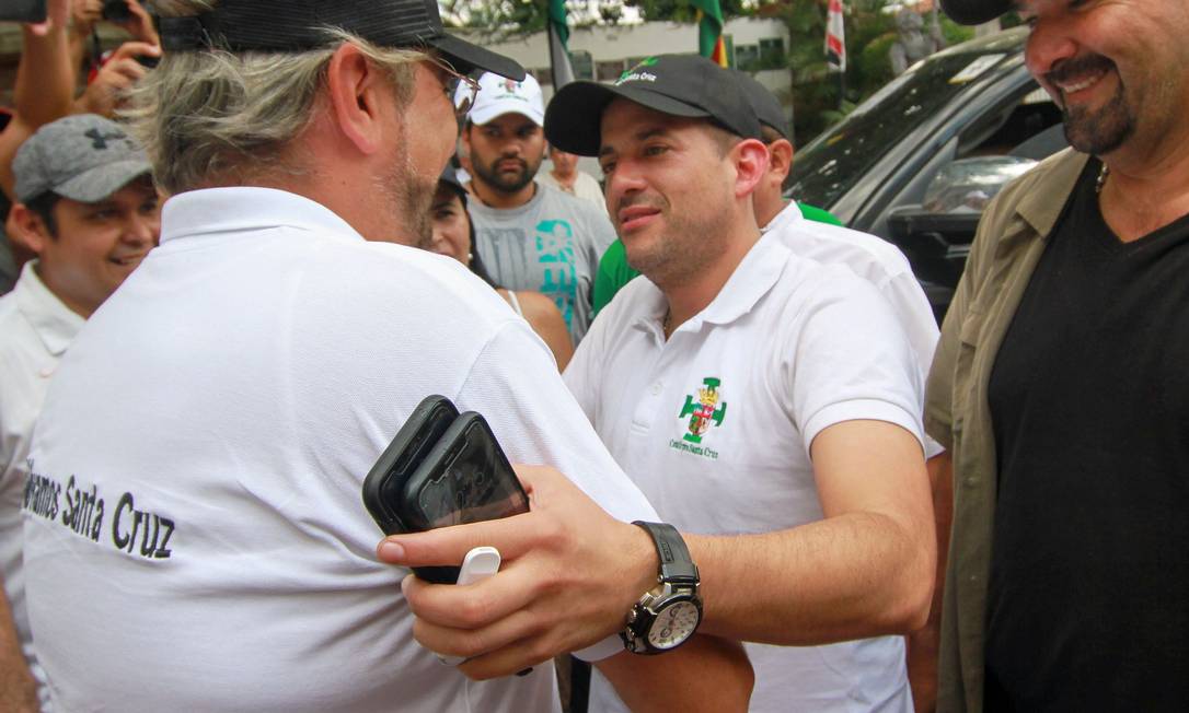 Luis Fernando Camacho é recebido por apoiadores após sua chegada ao aeroporto de Viru Viru em Santa Cruz, na Bolívia Foto: DANIEL WALKER / AFP