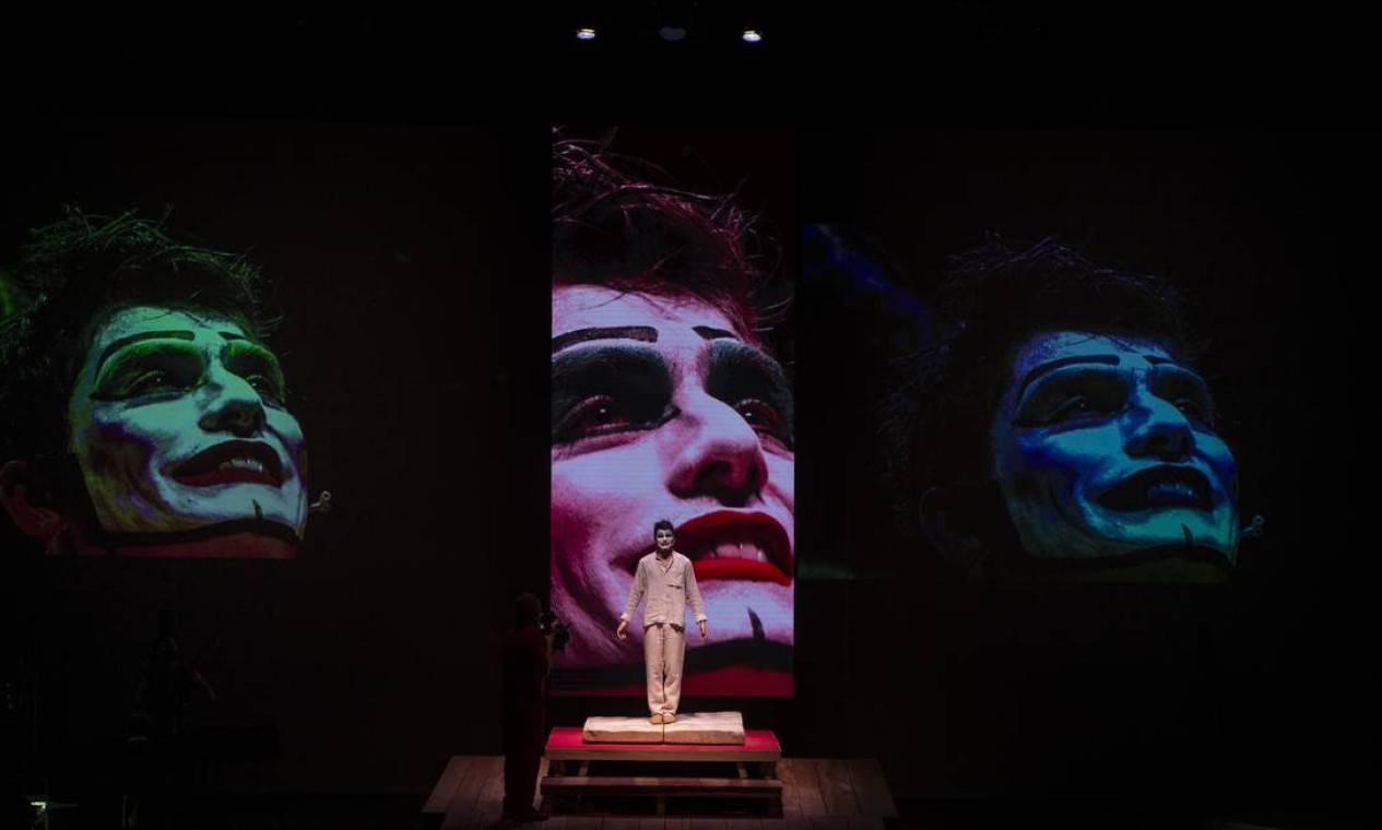 A peça conta as aventuras de Benedito (Roderick Himeros), entre os desígnios do Anjo (Gui Calzavara) e do capeta (Zé Ed), ao lado de sua esposa Juliana (Camila Mota) e do amigo boêmio Mané (Marcelo Drummond) Foto: Alexandre Cassiano / Agência O Globo