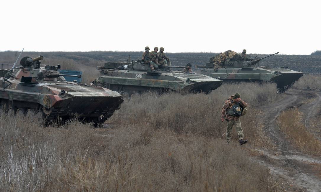 Tropas ucranianas retiram tanques na região de Bogdanivka, na região de Donetsk, dominada por separatistas pró-Rússia Foto: OLEKSANDR KLYMENKO / REUTERS