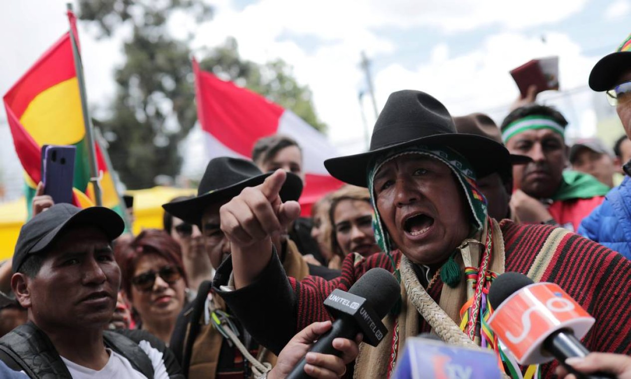 Nelson Condori (foto), líder "poncho rojo", milícia de aymara formada por militares da reserva dá entrevista como uma liderança da oposição, após acordo selado com extrema-direita Foto: Luisa Gonzalez / Reuters