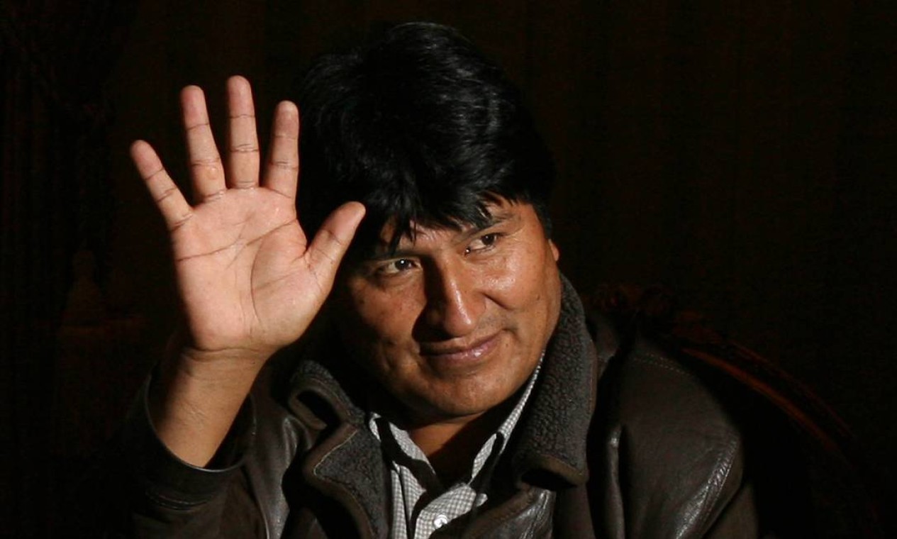 Evo Morales, o primeiro presidente de origem indígena a ser eleito democraticamente na História da América Latina renunciou ao cargo no domingo (10). Protestos da extrema-direita, em queda de braço pelo poder no continente, contestavam o resultado das eleições que deram a ele o quarto mandato consecutivo. Com Evo, eleito em 2006 pela primeira vez, extrema pobreza reduziu de 36,7%, em 2005, para 16,8%, em 2015 Foto: HO / AFP/Arquivo