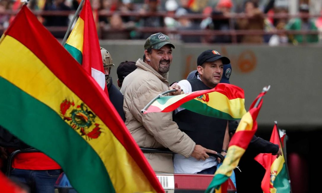 Apoiado pela polícia, líder Luis Fernando Camacho (à direita) comemora renúncia do presidente democraticamente eleito Foto: Carlos Garcia Rawlins / Reuters