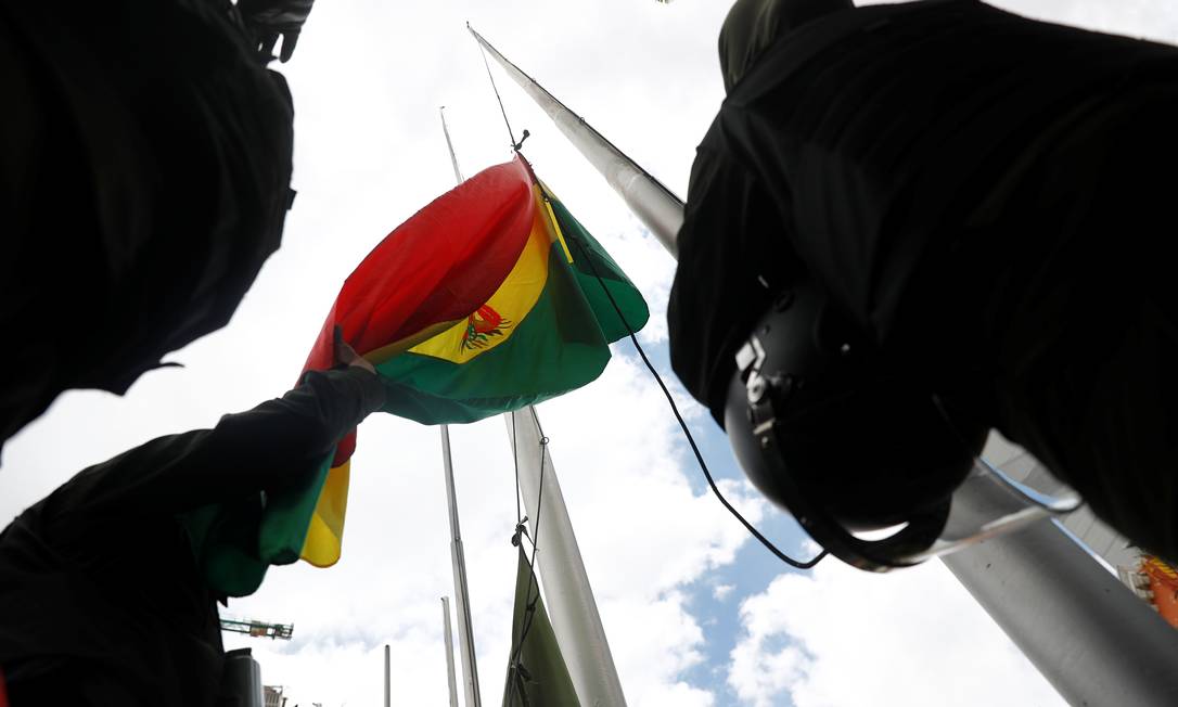 Policiais ao lado de bandeira da Bolívia em La Paz Foto: KAI PFAFFENBACH / REUTERS/09-11-2019