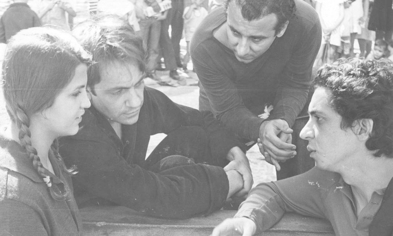 Registro dos bastidores do filme Todas as "Mulheres do Mundo", do cineasta Domingos de Oliveira (à direita), em 1965 Foto:  