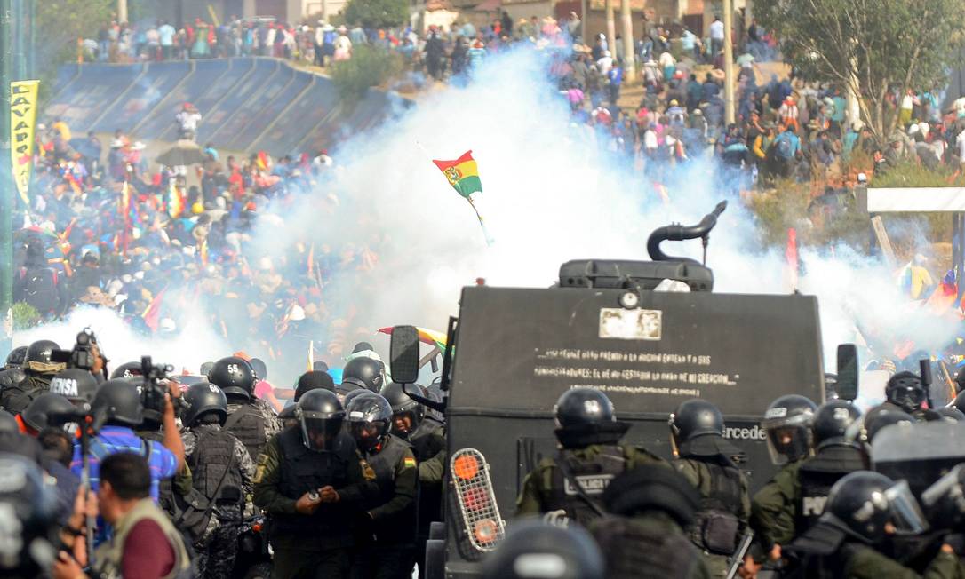 A polícia de choque reprime manifestantes pró-Morales em Cochabamba, onde cinco cocaleiros foram mortos Foto: STR / AFP