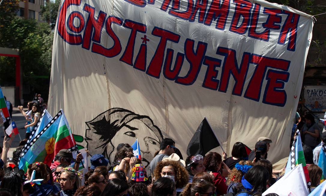 Cartaz com a frase "Por uma Assembleia Constituinte" visto durante manifestação em Santiago Foto: CLAUDIO REYES / AFP/12-11-2019