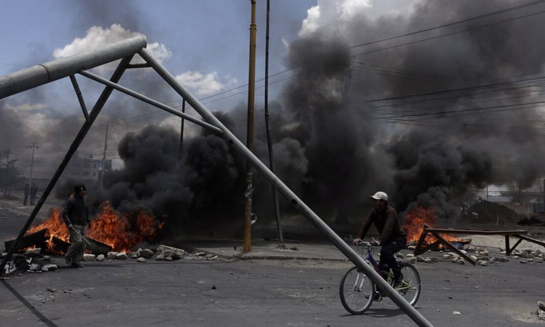 Fumaça na entrada da fábrica em Sankata, palco dos confrontos na terça-feira Foto: DAVID MERCADO / REUTERS / 19-11-2019