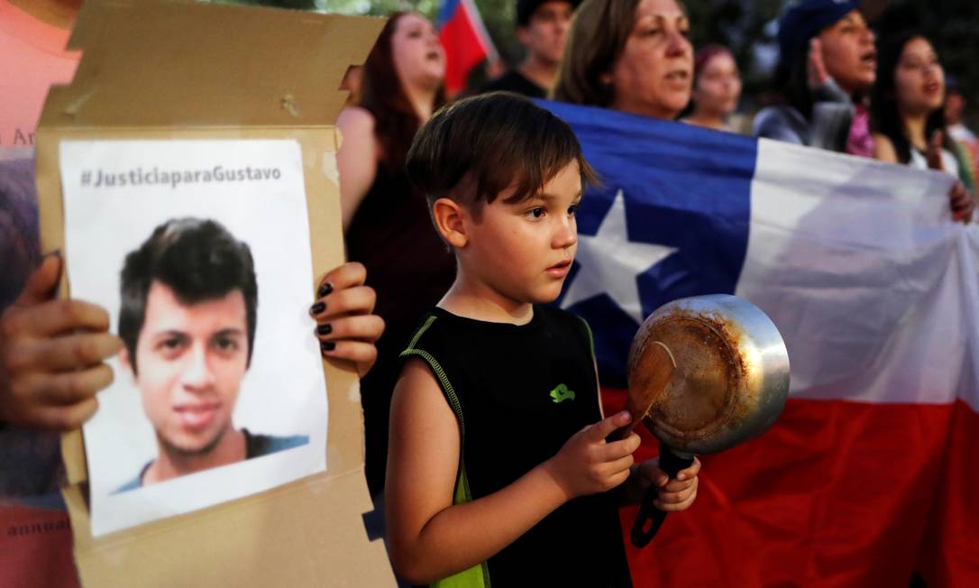 Manifestação de apoio a Gustavo Gatica (no cartaz) em sua cidade, La Colina, na periferia de Santiago Foto: JORGE SILVA / REUTERS/10-11-2019