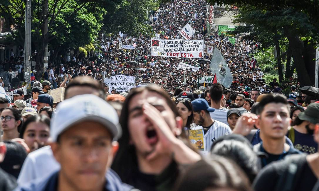Manifestantes protestam contra reformas do presidente Iván Duque em Medellin, na Colômbia Foto: JOAQUIN SARMIENTO / AFP