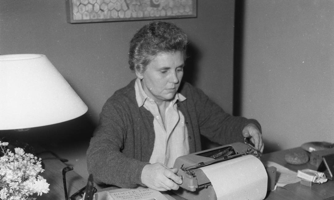 Elizabeth Bishop em sua casa em Petrópolis Foto: Agência O Globo