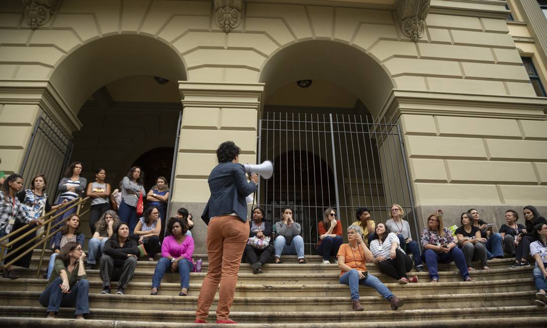 Assembleia de funcionários em frente à sede da Biblioteca Nacional, no Centro Foto: Gabriel Monteiro / Agência O Globo