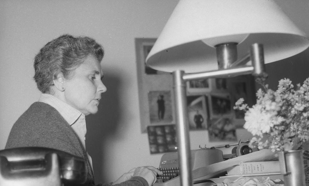 A escritora americana Elizabeth Bishop em sua casa em Petrópolis, no ano de 1956 Foto: Arquivo / Agência O Globo