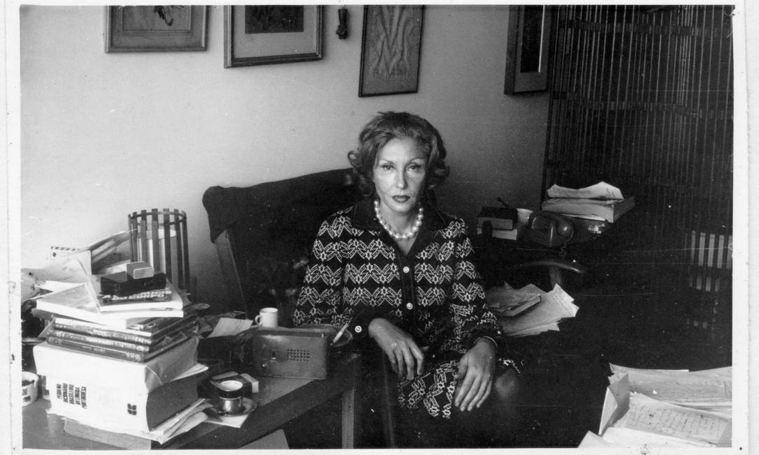 A escritora Clarice Lispector em seu escritório Foto: Divulgação