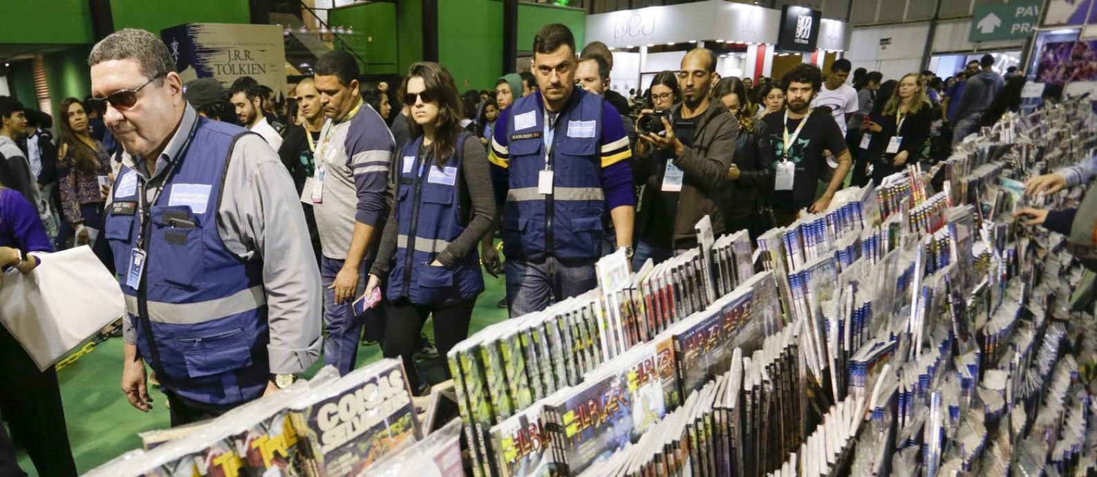 Agentes da SEOP e o seu Secretário Wolney Dias procuram na Bienal do Livro uma edição de OS Vingadores, proibida pelo prefeito Marcelo Crivella. Os agentes não acharam nenhum exemplar Foto: Gabriel de Paiva / Agência O Globo