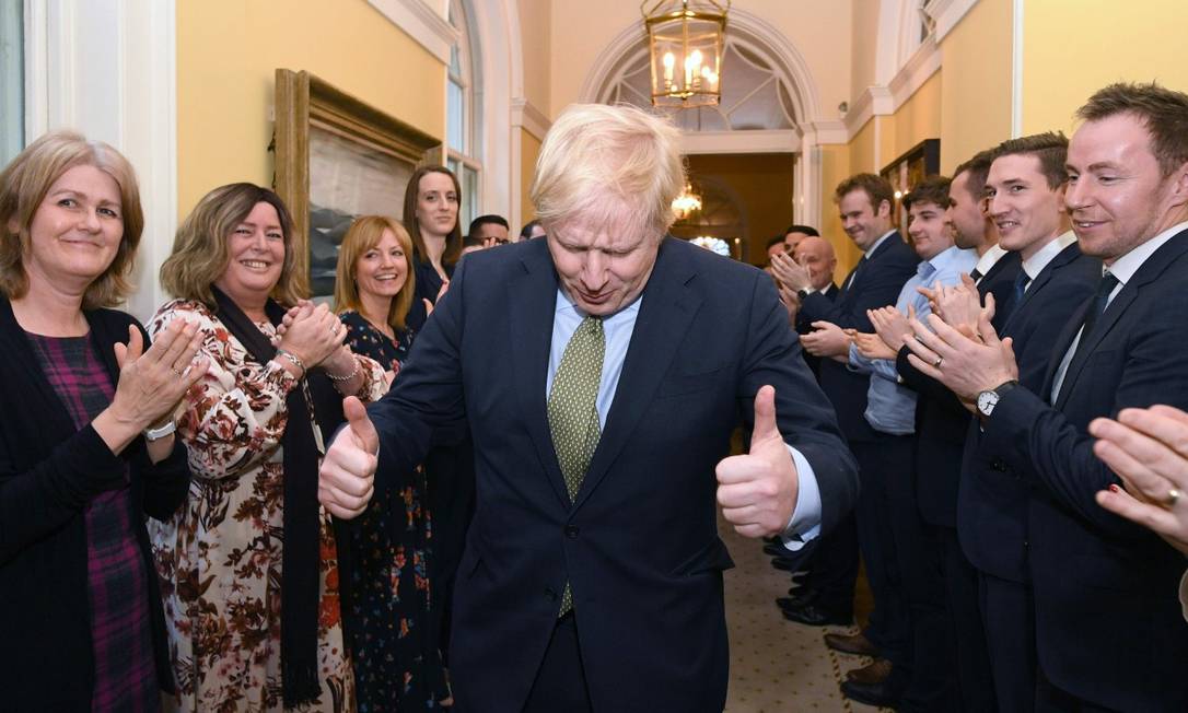 Primeiro-ministro Boris Johnson é recebido por seus aliados na sede do governo, na rua Downing Foto: STEFAN ROUSSEAU / AFP