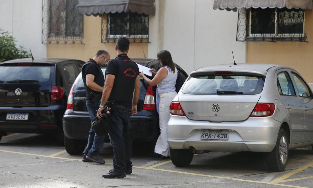 A FILHA - Equipe do MP esteve, em 18 de dezembro de 2019, no condomínio onde morava Evelyn Queiroz, filha do ex-assessor de Flávio Bolsonaro, em Jacarepaguá, Zona Oeste do Rio Foto: Pablo Jacob / Agência O Globo