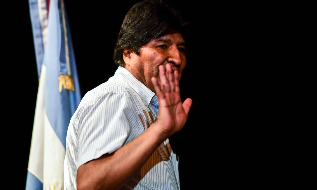 Evo Morales chega a entrevista coletiva em Buenos Aires Foto: RONALDO SCHEMIDT / AFP
