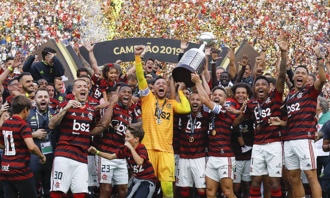 Elenco do Flamengo leva a taça da Libertadores de 2019 Foto: Ricardo Moreira/Zimel Press/Agência O Globo