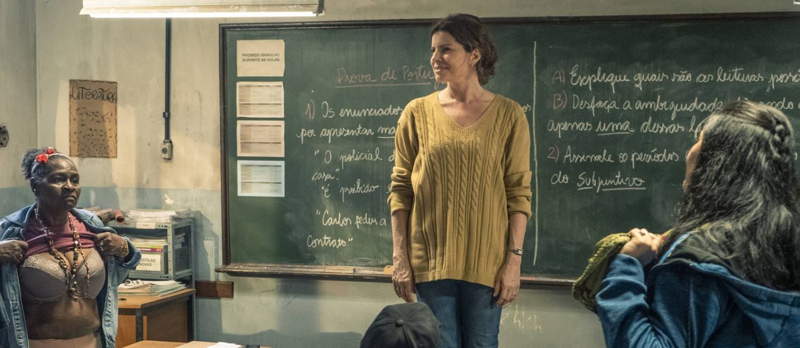 Débora Bloch como a professora Lúcia na série da Globo 'Segunda chamada' Foto: Mauricio Fidalgo / TV Globo