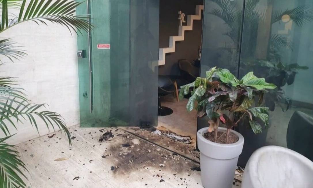 Ataque deixou marcas na fachada da produtora do Porta dos Fundos Foto: TV Globo