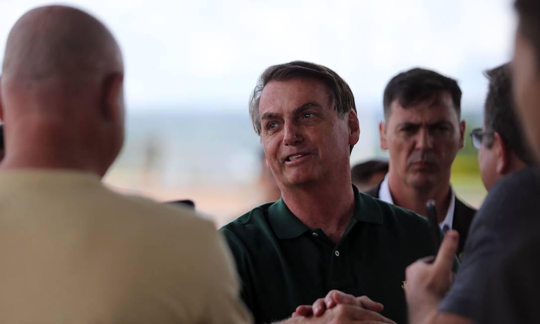 O presidente Jair Bolsonaro cumprimenta apoiadores no Palácio da Alvorada Foto: Jorge William/Agência O Globo/31-12-2019