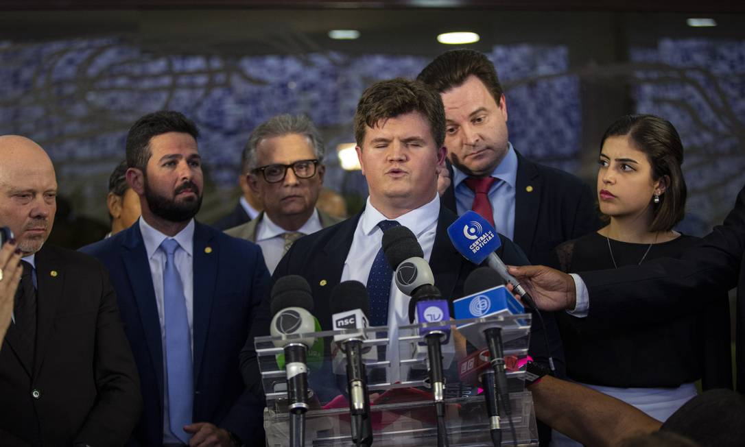 Deputado Felipe Rifoni (PSB) fala sobre ação no TSE para justificar saída do partido; ao lado, Tabata Amaral (PDT), Gil Cutrim (PDT), Jeferson Campos (PSB), Flavio Nogueira (PDT), Rodrigo Coelho (PSB) e Marlon Santos Foto: Daniel Marenco / Agência O Globo