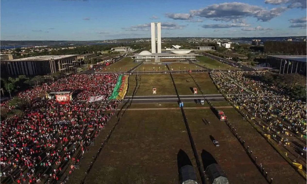 Em 2020, o Brasil voltou a disputar o Oscar com um documentário. Em "Democracia em vertigem", a cineasta Petra Costa, narra em primeira pessoa sua visão sobre os acontecimentos políticos que levaram ao impeachment de Dilma Rousseff Foto: Divulgação