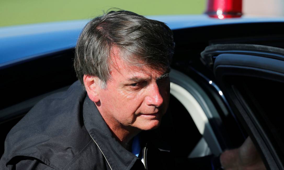 O presidente Jair Bolsonaro ao descer do carro em frente ao Palácio da Alvorada Foto: Adriano Machado / Reuters