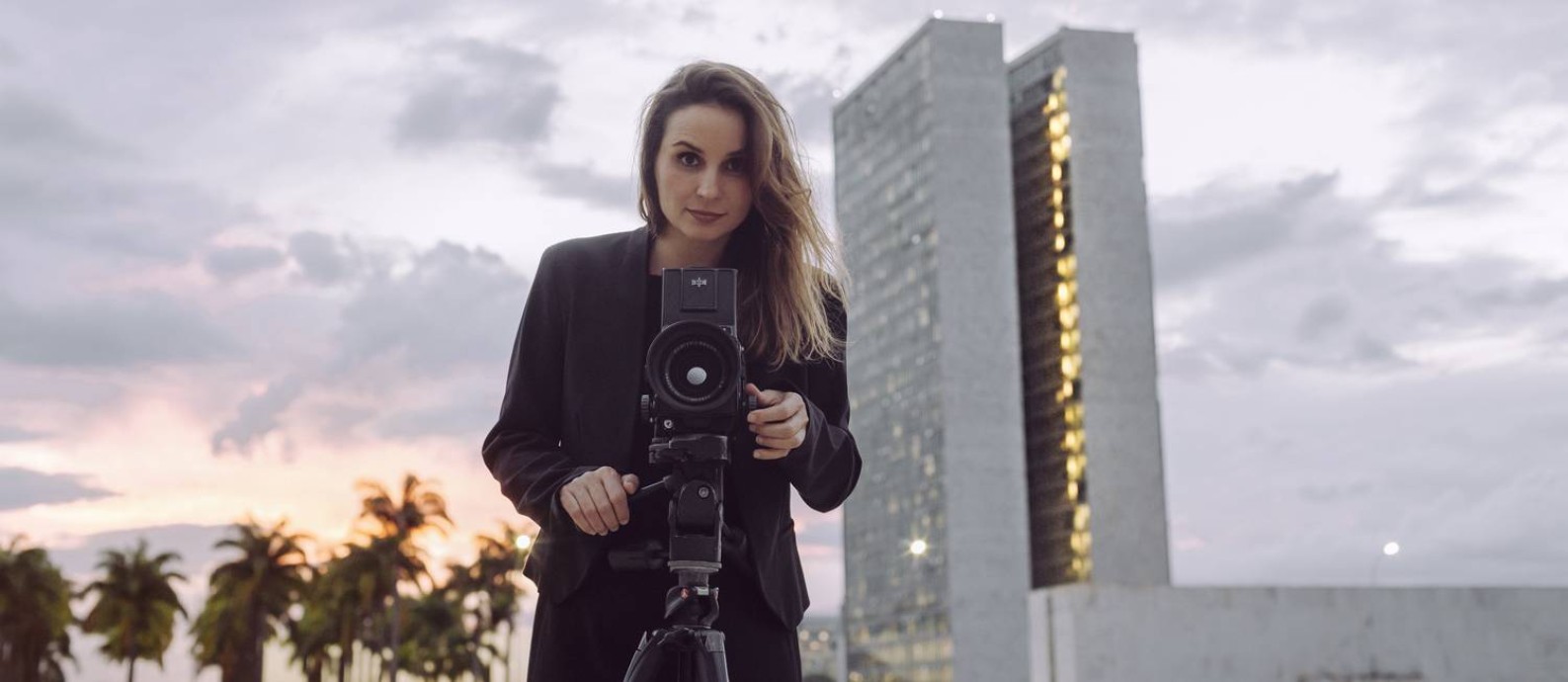 Petra Costa, diretora de 'Democracia em vertigem', filma em Brasília Foto: Divulgação/Diego Bresani