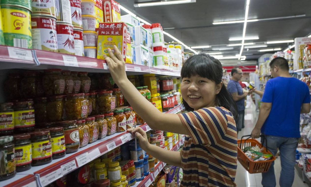 Maior visibilidade:Luo Xiaoting, jovem chinesa de 22 anos que estuda química no Brasil e trabalha num mercado chinês no Centro de São Paulo, vê hoje um orgulho maior de toda a comunidade no país: “As pessoas aqui estão nos reconhecendo” Foto: Edilson Dantas / Agência O Globo