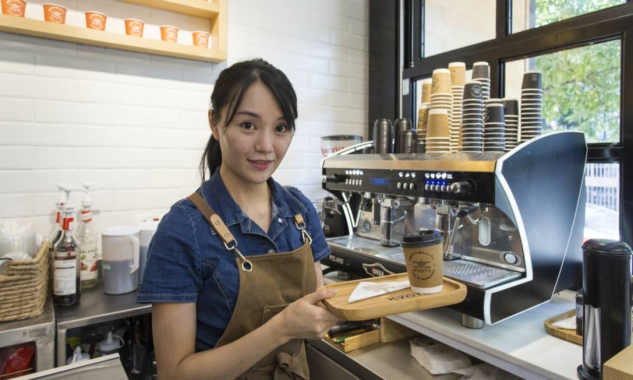 Po Lai (Polly) Tam, de 29 anos, veio para São Paulo há dez meses de Hong Kong com dinheiro para investir e decidiu abrir uma cafeteria: “Aqui se ganha mais e se trabalha menos” , diz a empresária, que sonha viver entre os dois países Foto: Edilson Dantas / Agência O Globo