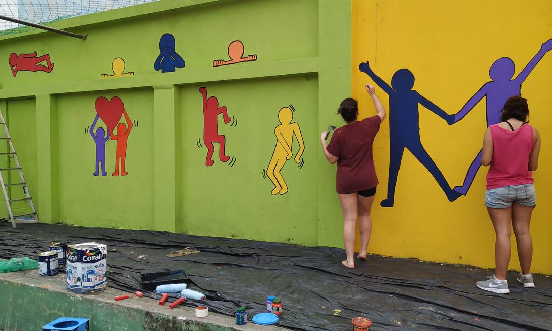 Alunos da Escola Parque durante reforma de praça utilizada por alunos de colégio municipal Foto: Thiago Rocha / Divulgação