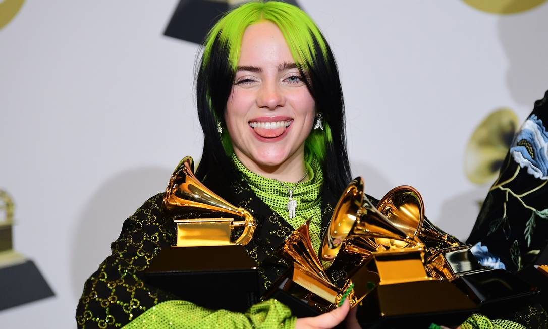 Billie Eilish com seus Grammys Foto: FREDERIC J. BROWN / AFP