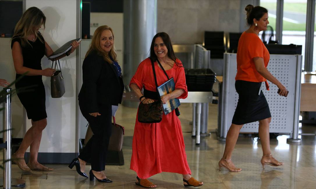 Regina Duarte saindo da reunião com o presidente Jair Bolsonaro Foto: Jorge William / Agência O Globo