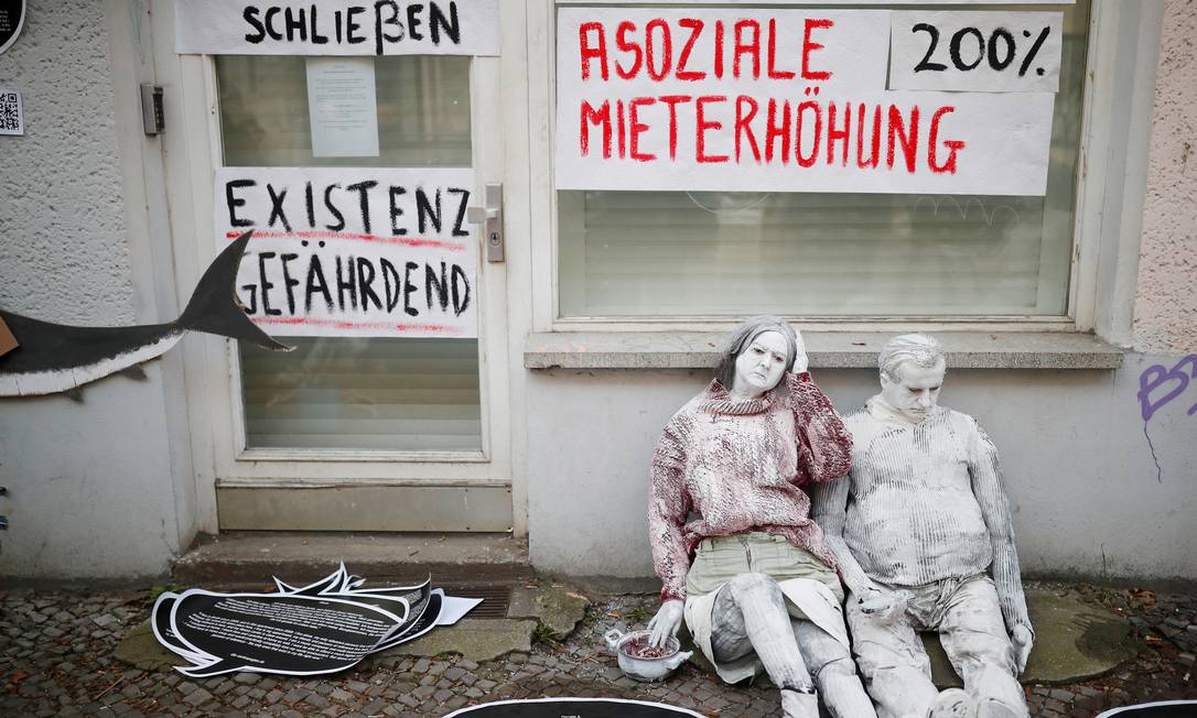 Intervenção artística na rua Lenbach, em Berlim, contra a gentrificaçao da cidade Foto: Hannibal Hanschke / REUTERS/23-2-2019