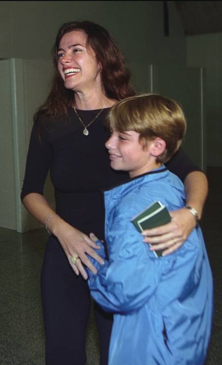 Luma de Oliveira abraça o filho Thor ao chegar de viagem de Nova York logo após o atentado ao WTC, em 15/09/2001 Foto: Marcelo Carnaval / Agência O Globo