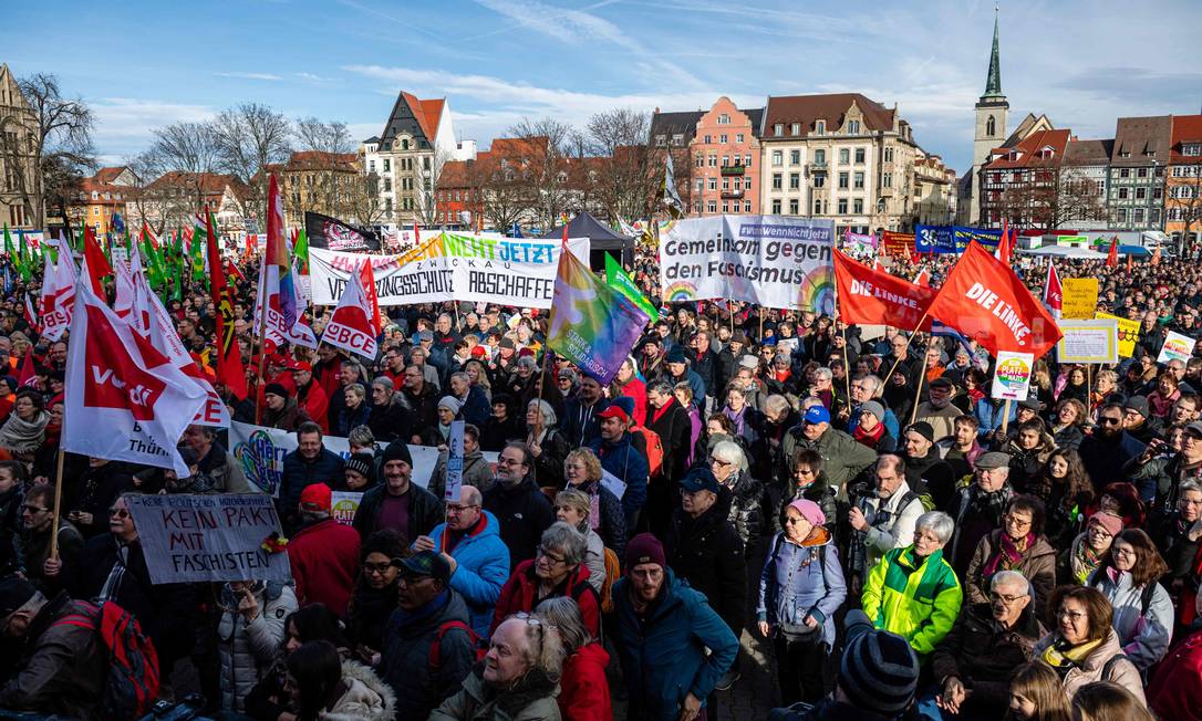 Alemães protestam contra forças da extrema-direita na Turíngia Foto: JENS SCHLUETER / AFP