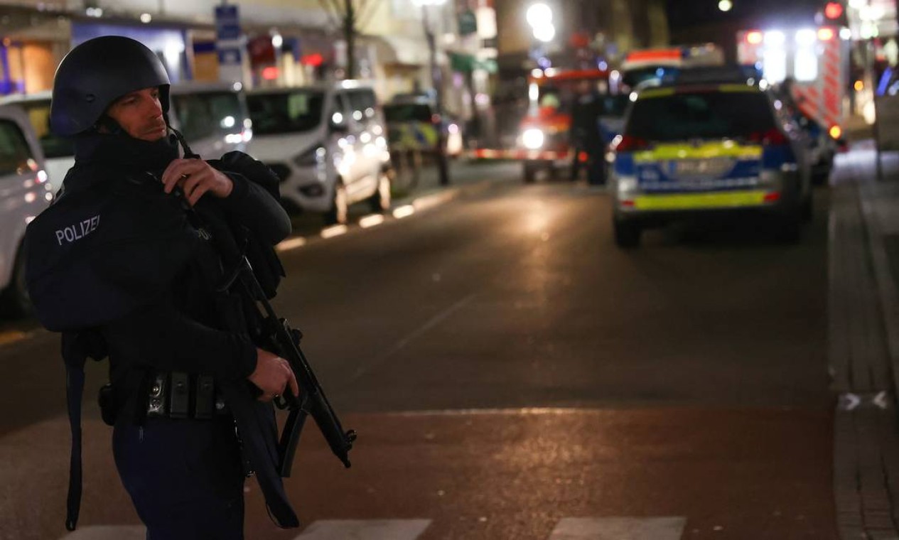 Um policial protege área de isolamento onde houve ataque a tiros em dois bares na cidade de Hanau, na Alemanha Foto: KAI PFAFFENBACH / REUTERS