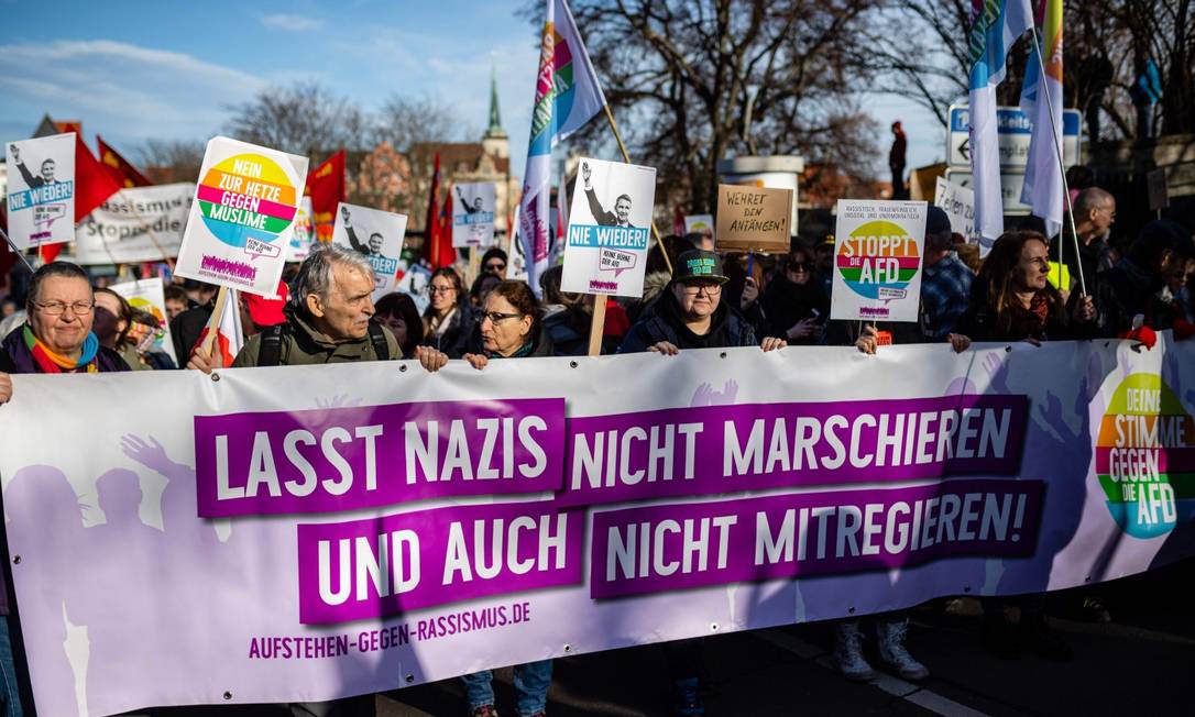 Manifestantes participam de protesto contra aliança entre CDU e AfD Foto: JENS SCHLUETER / AFP / 15-02-2020